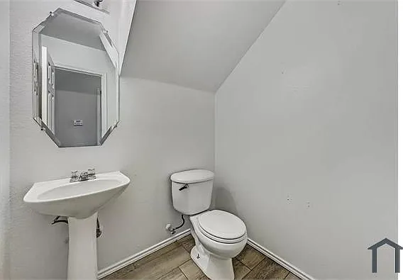 9204 Nightingale Dr — Photo 7