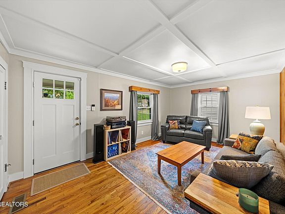 5th image of 2922 Gaston Ave