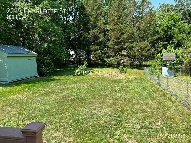 2219 Charlotte St — Photo 11