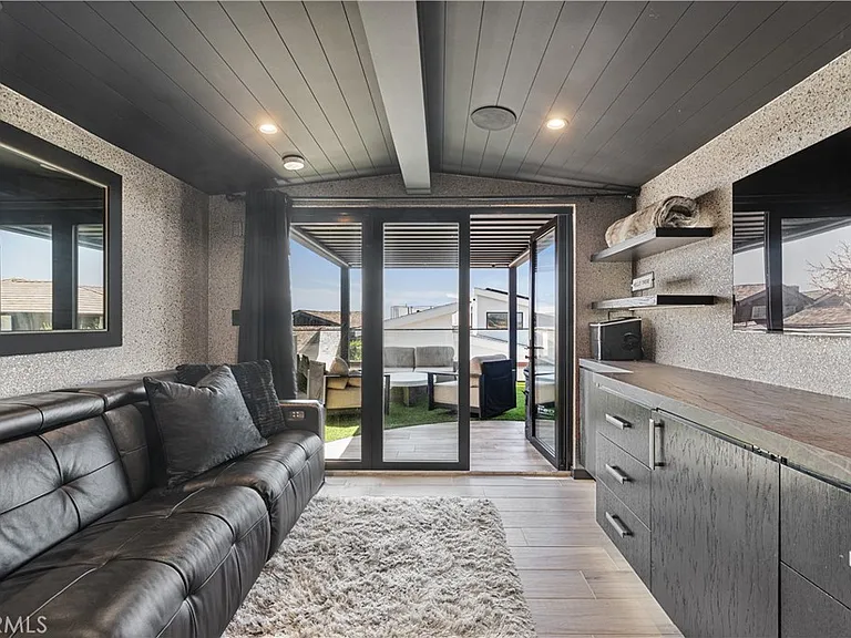 2037 E Ocean Blvd — Photo 33