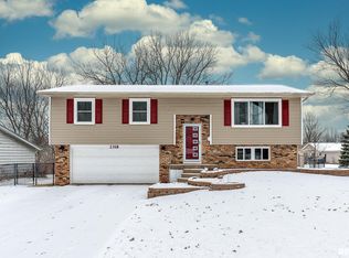 2318 Queens Ct, Bettendorf, IA