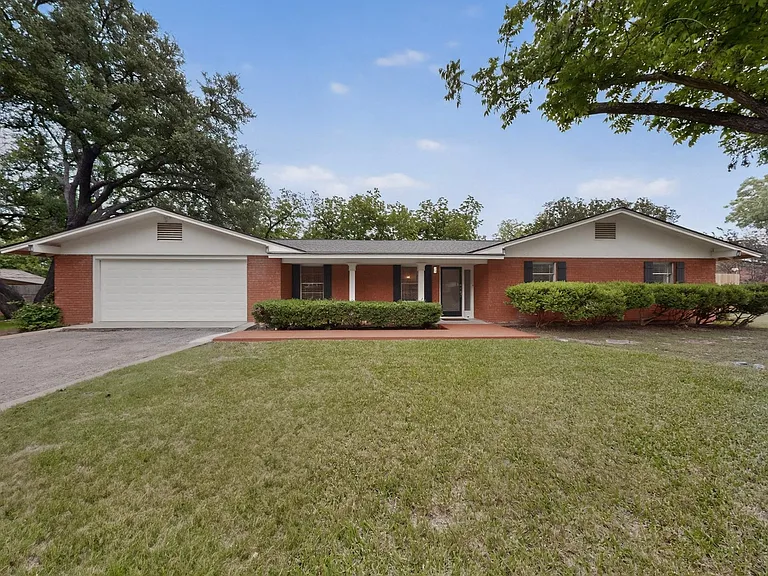 11903 Mustang Chase — Photo 2