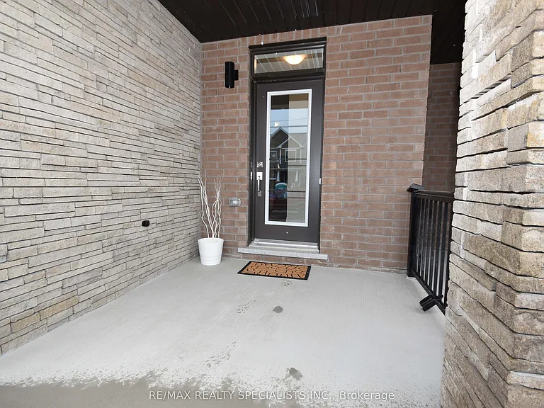 12 Velvet Way — Photo 2