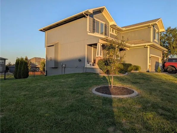 201 SW Lake Side Dr, Blue Springs, MO 64064