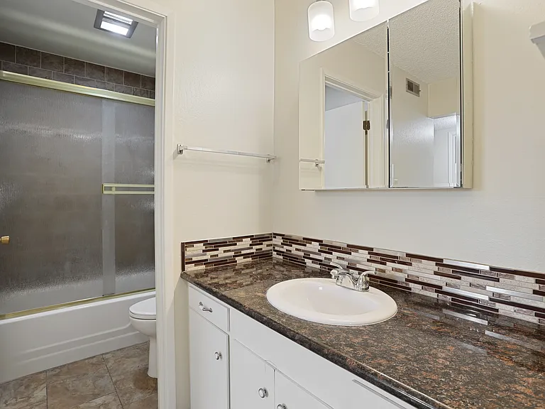 Avenue West Apartments — Photo 10