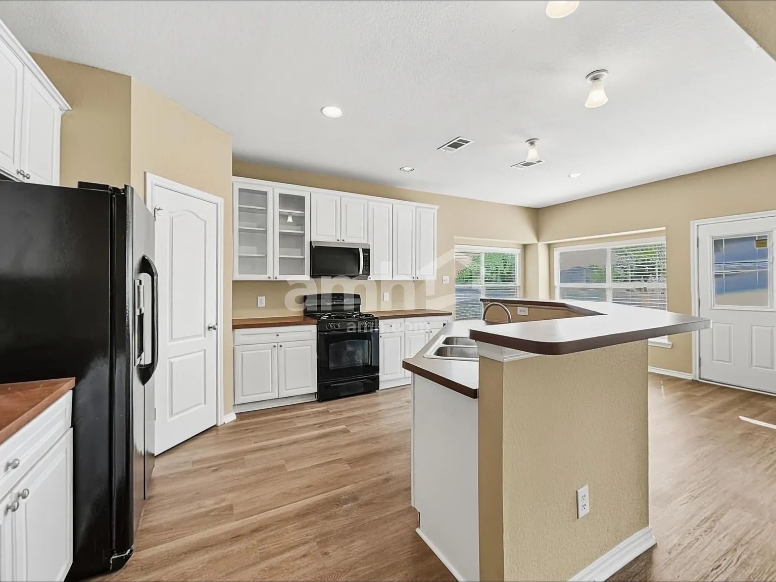 4 bed, 2.5 bath, 2734 sqft, $2,965 — Photo 3