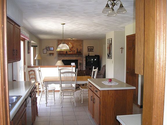 Ktn. opens to Fm. Room