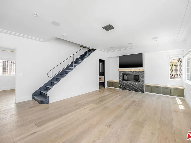 107 S Flores St #1/2 — Photo 3