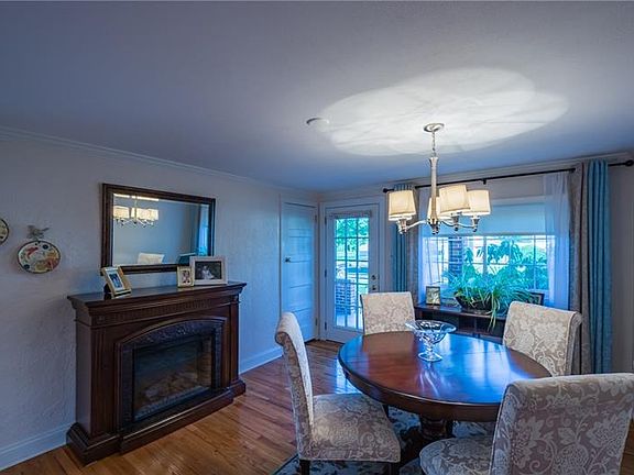5th image of 233 Carnation Ct E