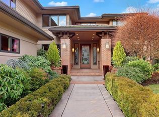 9028 NE 28th St, Clyde Hill, WA 98004