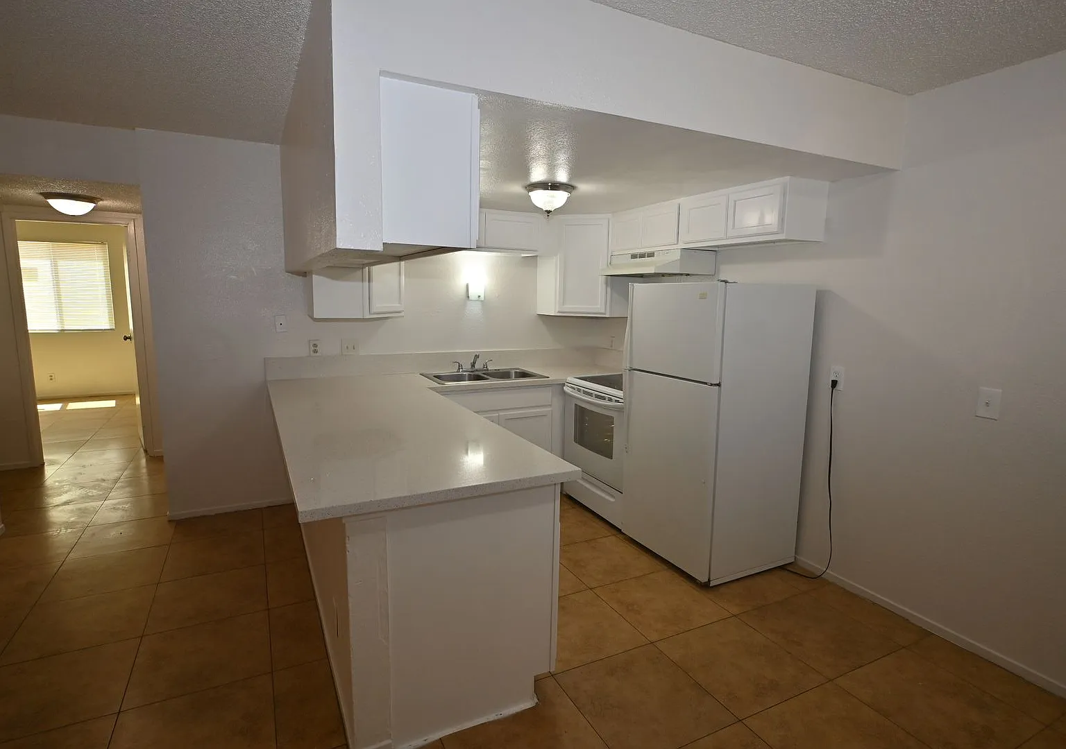 302 Eastminister -Recently Remomdeled Kitchen - 2 Bed Apartment -Downstairs - No Pets — Photo 2
