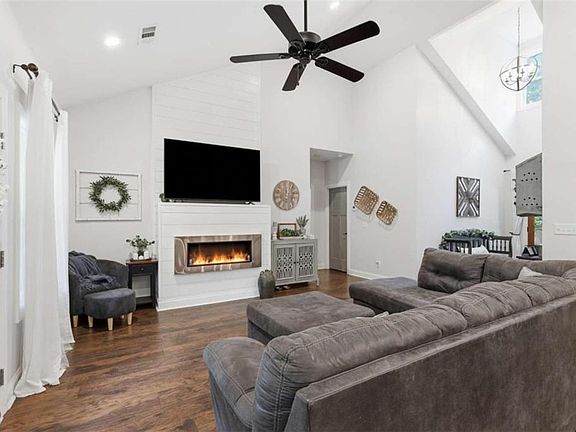 5th image of 70 Stone Hearth Dr