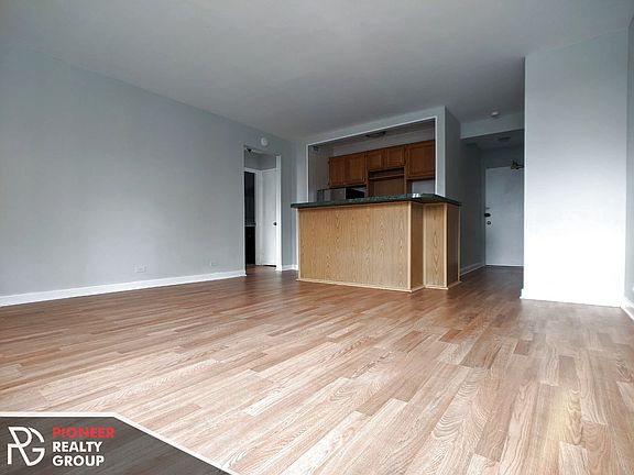 4th image of 444 W Wellington Ave