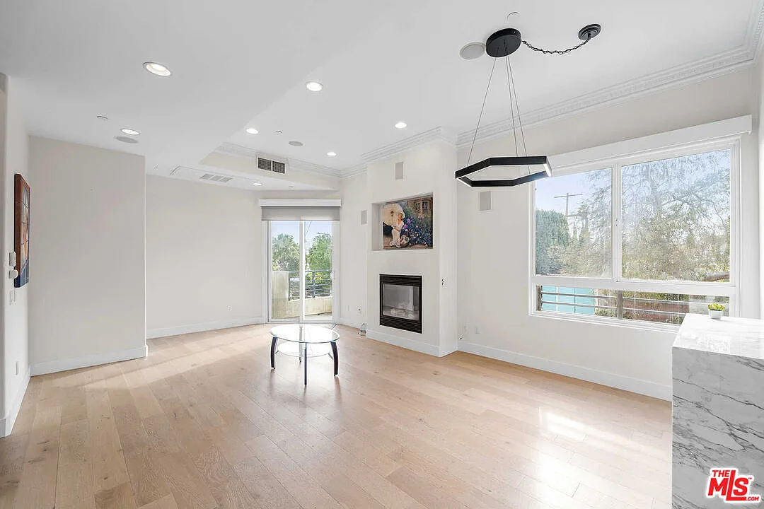 3 bed, 3.5 bath, 1687 sqft, $7,450 — Photo 3