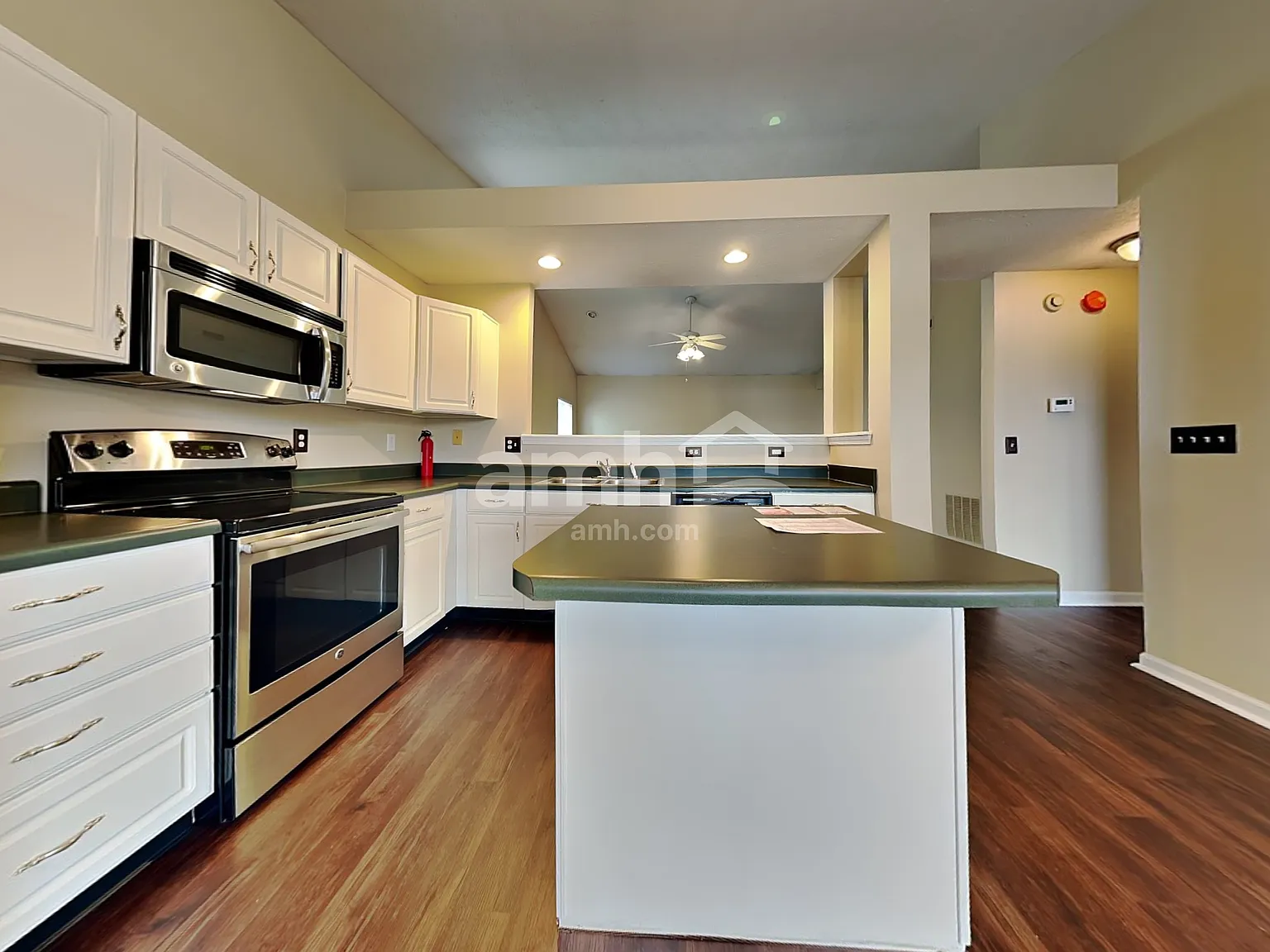 3 bed, 2.0 bath, 1418 sqft, $1,955 — Photo 3