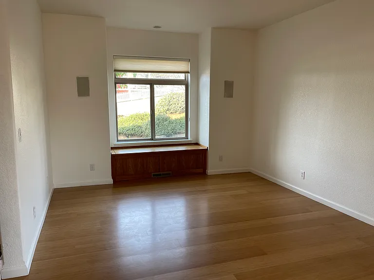 272 California Dr — Photo 5