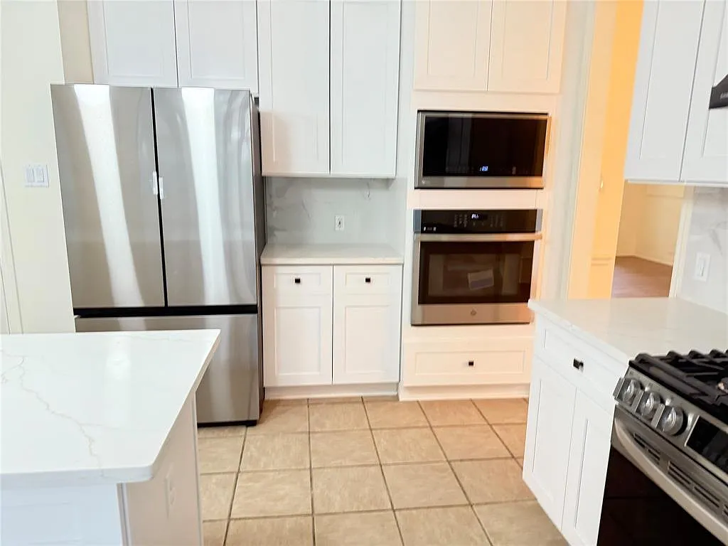 5 bed, 4.0 bath, 4105 sqft, $3,800 — Photo 4