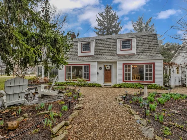 27180 Edgecliff Dr, Euclid, OH 44132