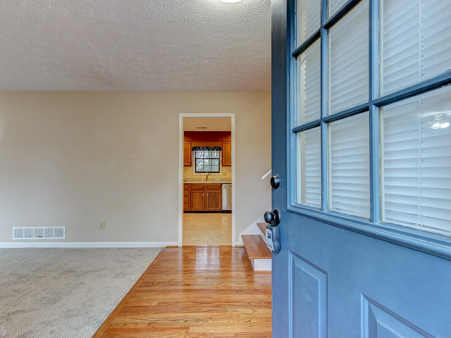 3 bed, 2.0 bath, 1409 sqft, $1,925 — Photo 3