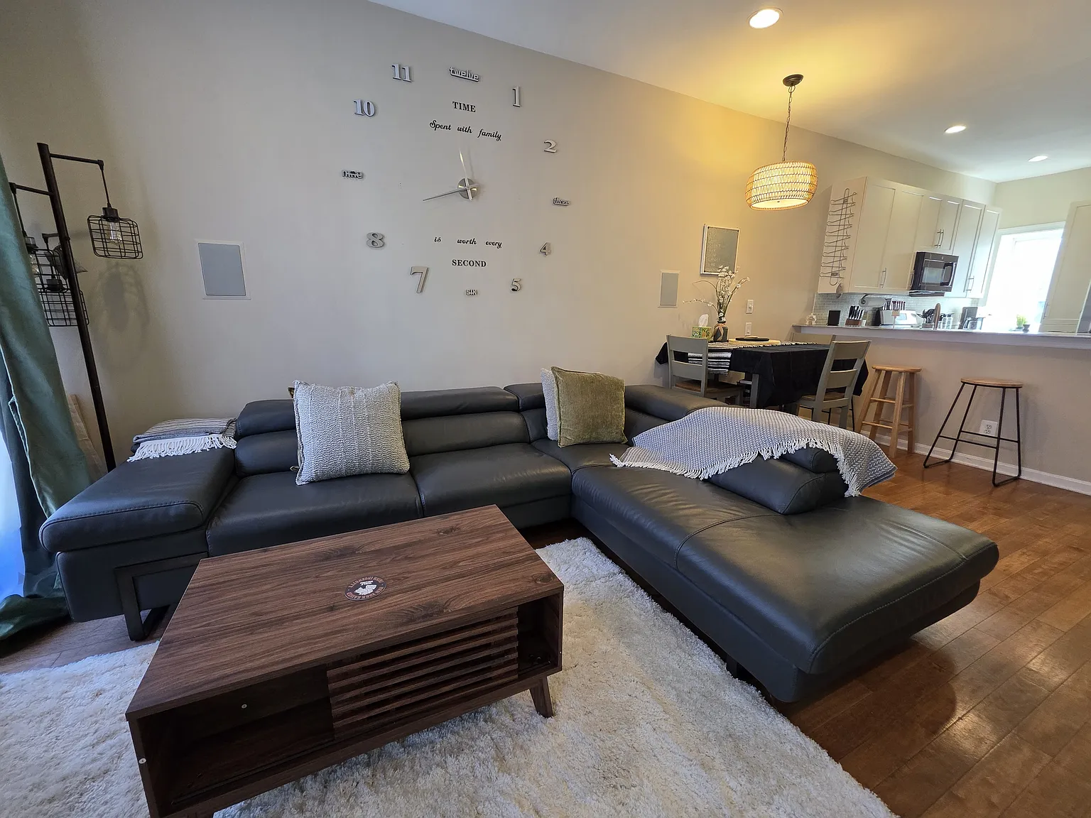 3 bed, 1400 sqft, $4,995 — Photo 2