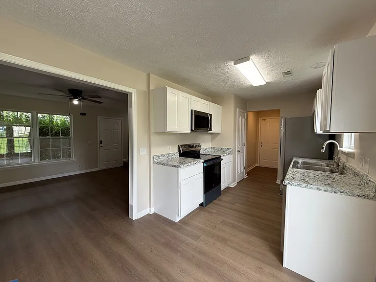 1240 Shannon Ln — Photo 2
