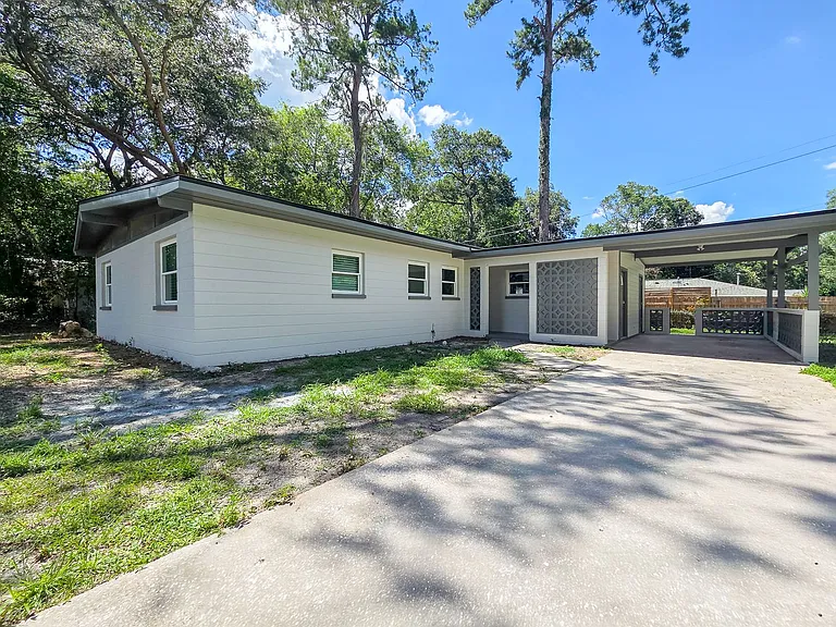 3702 NW 22nd Pl — Photo 1