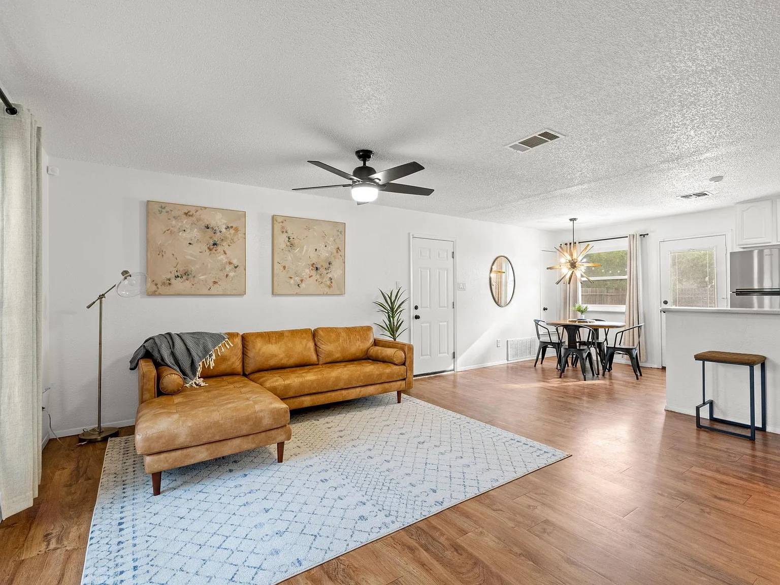 3 bed, 2.0 bath, 1040 sqft, $2,300 — Photo 2