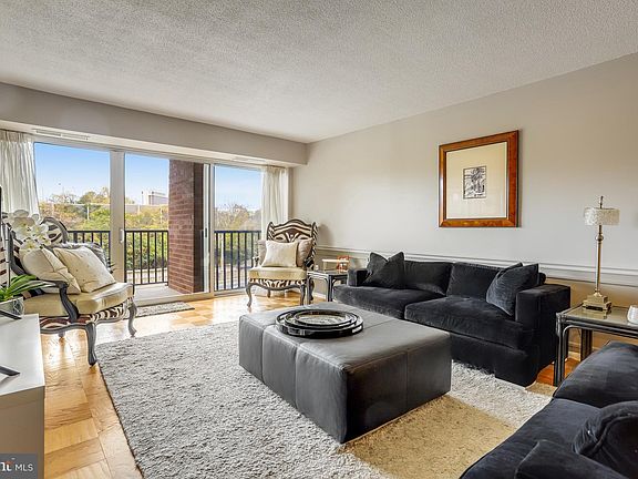 4th image of 1300 Army Navy Dr APT 423