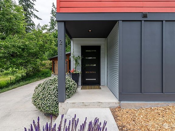 4th image of 2111 Cody Ave