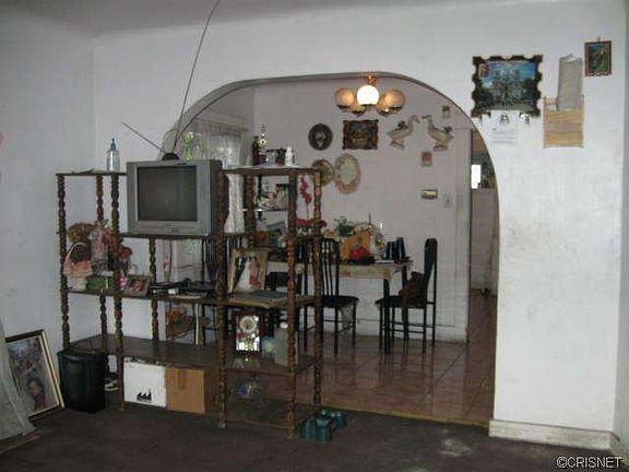 4th image of 1045 W 67th St