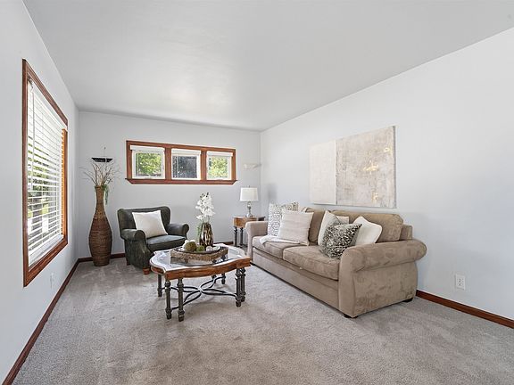4th image of 320 W 8th St