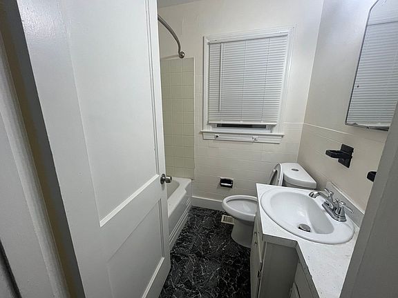 4th image of 220 N 38th St