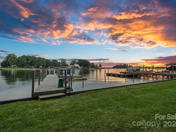 20509 Island Forest Dr, Cornelius, NC 28031