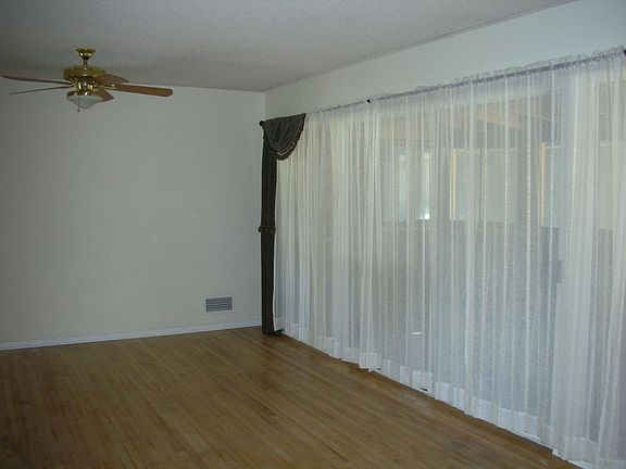 Livingroom With wood floors