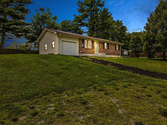 2nd image of 3816 Woodland Dr