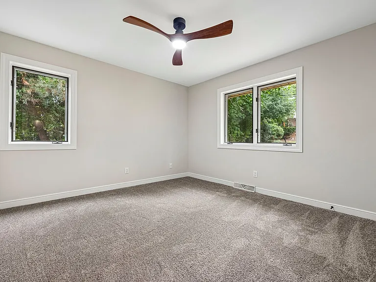 11108 W Forest Home Ave — Photo 15