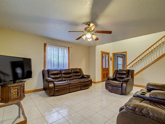 5th image of 3706 Louise St