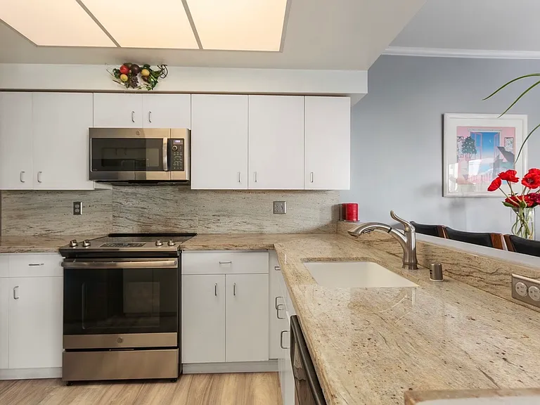 620 State St #123 — Photo 11