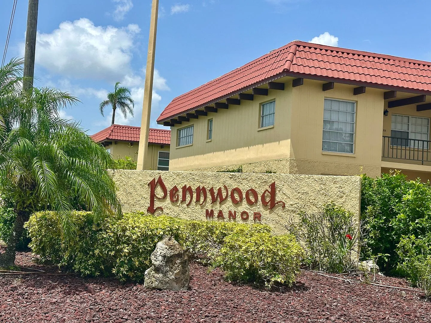 Gorgeous remodeled condo in Pennwood, off Bellaire Road 1br/1ba 55+ Community in Pennwood Manor! — Photo 1