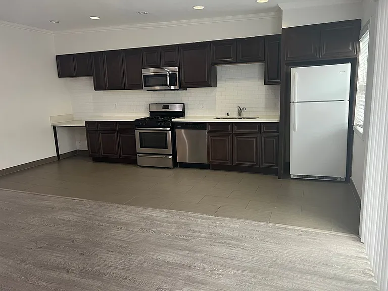 11601 Gorham Ave — Photo 11