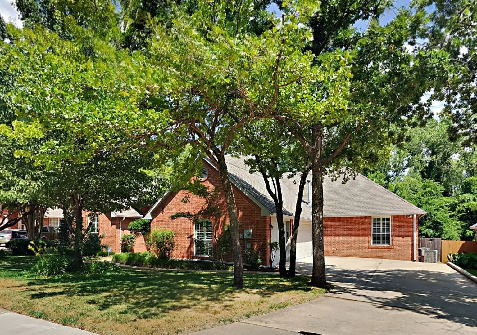 Lovely 4 Bedroom 3 Bathroom Home With Office In Edmond Schools — Photo 3