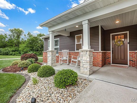 4th image of 1858 Cloverdale Dr