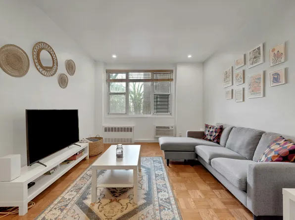 2390 Palisade Avenue image 1 of 33