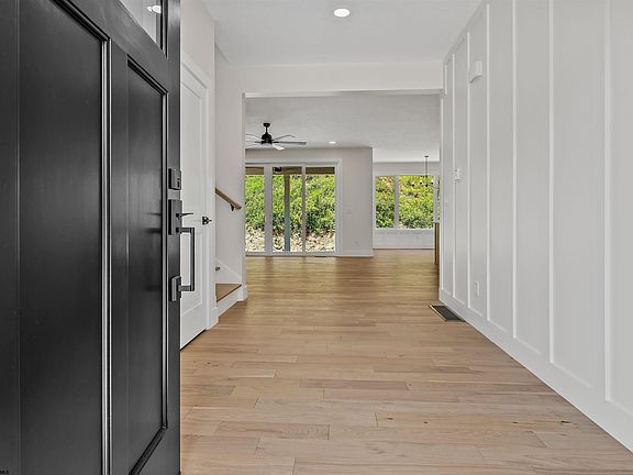 3rd image of 209 Farm Brook Ln