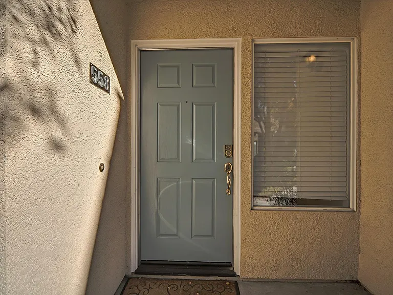 558 Manhattan Pl — Photo 7