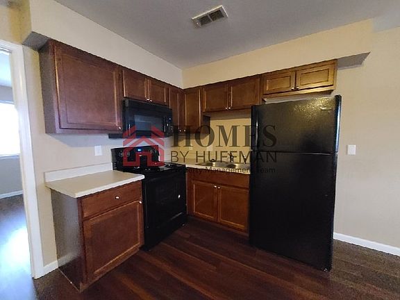 4th image of 223 E Elm St #9