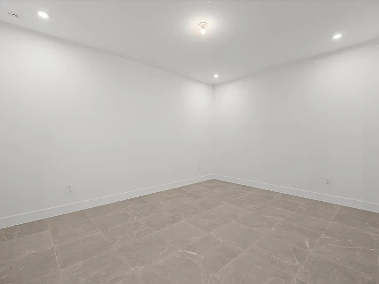 890 SW Newfield Pkwy — Photo 19