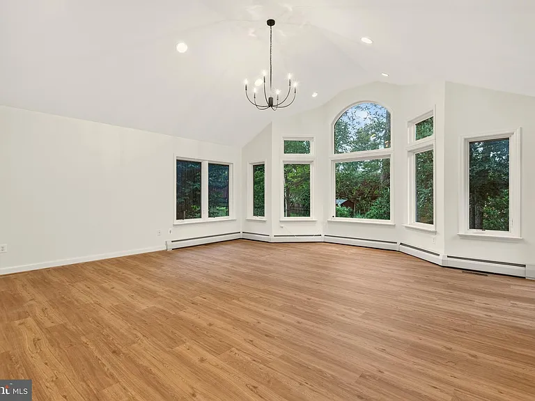 2375 N Vernon St — Photo 24