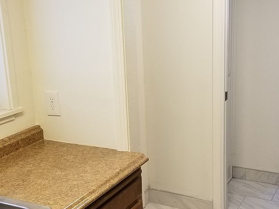 4th image of 909 Veale Ave