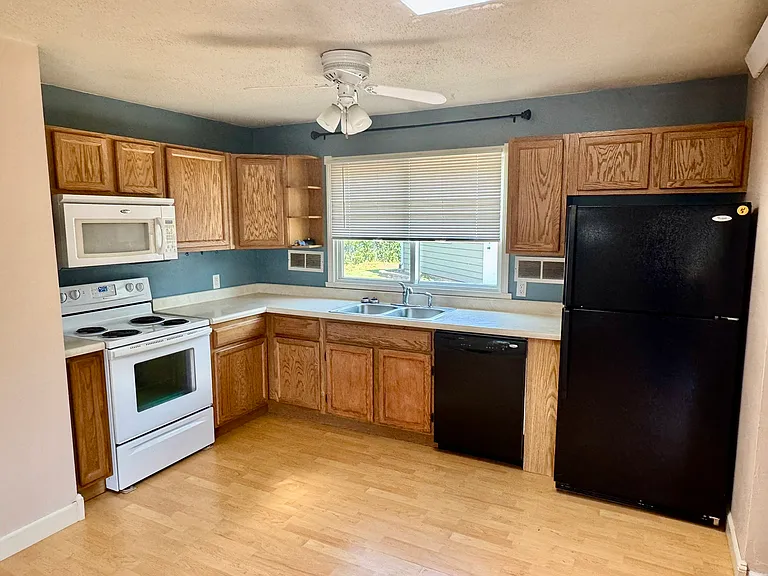 138 E Montana St — Photo 4